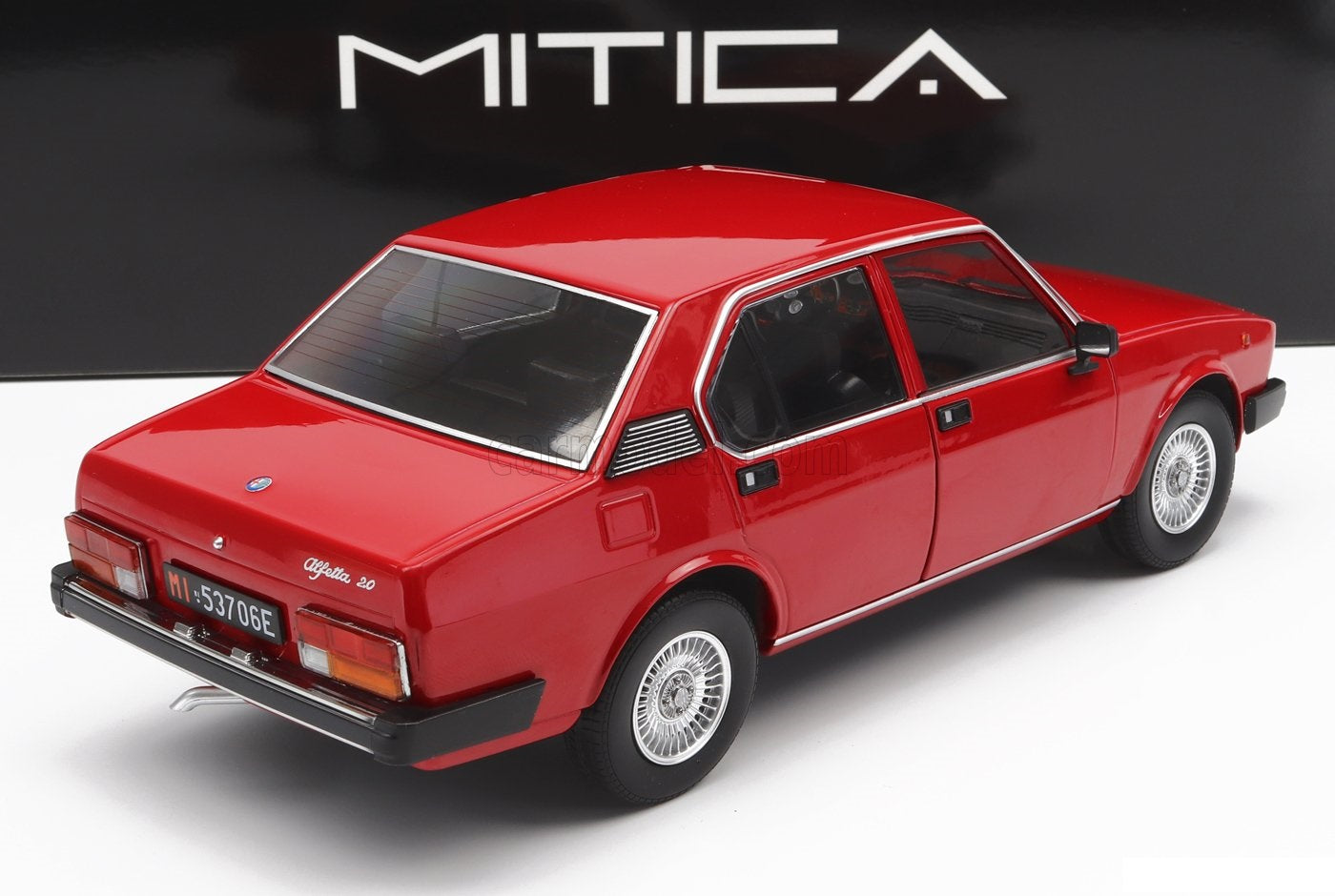Alfa Romeo Alfetta Berlina 2000L 1978 con ruedas Millerighe rojas - Diecast legendario - Escala 1/18