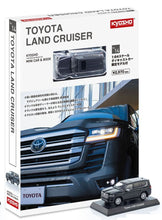 Carica l&#39;immagine nel visualizzatore di Gallery, Toyota Land Cruiser 300 Gray Metallic - Kyosho Mini Car &amp; Book - Scala 1/64
