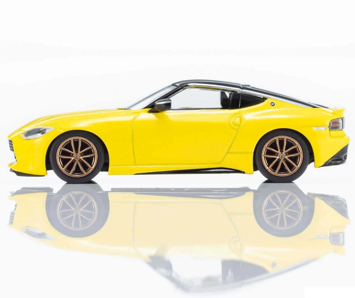 Nissan Fairlady Z Yellow - Kyosho Mini Car & Book - Scala 1/64