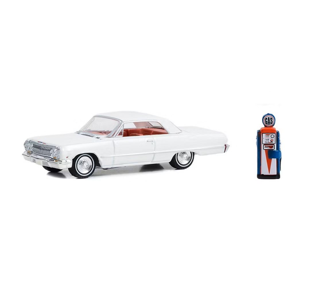 1963 Chevrolet Bel Air with Vintage Gas Pump Series Hobby Shop - Greenlight - Scala 1/64