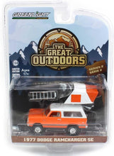 Carica l&#39;immagine nel visualizzatore di Gallery, 1977 Dodge Ramcharger SE with Modern Rooftop Tent Great Outdoors Series - Greenlight - Scala 1/64
