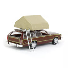 Carica l&#39;immagine nel visualizzatore di Gallery, 1979 Ford LTD Country Squire with Cartop Sleeper Tent Great Outdoors Series - Greenlight - Scala 1/64
