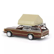 Carica l&#39;immagine nel visualizzatore di Gallery, 1979 Ford LTD Country Squire with Cartop Sleeper Tent Great Outdoors Series - Greenlight - Scala 1/64
