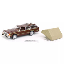 Carica l&#39;immagine nel visualizzatore di Gallery, 1979 Ford LTD Country Squire with Cartop Sleeper Tent Great Outdoors Series - Greenlight - Scala 1/64
