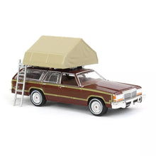 Carica l&#39;immagine nel visualizzatore di Gallery, 1979 Ford LTD Country Squire with Cartop Sleeper Tent Great Outdoors Series - Greenlight - Scala 1/64
