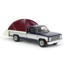 Laden Sie das Bild in den Galerie-Viewer, 1982 Chevrolet C-10 Silverado Pickup with Truck Bed Tent Great Outdoors Series - Greenlight - Scala 1/64
