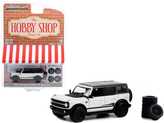 Ford Bronco Wildtrack 2021 con llantas de repuesto White Series Hobby Shop - Greenlight - Escala 1/64