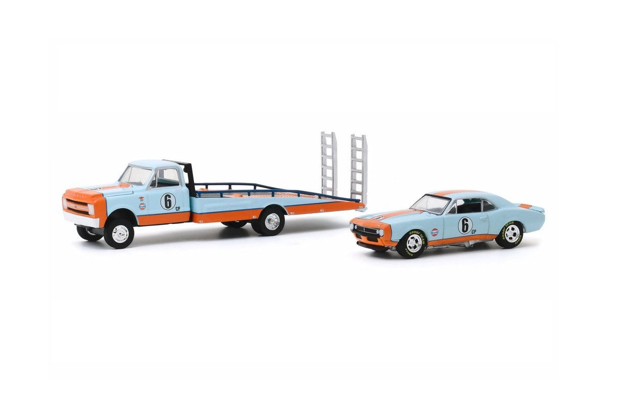 1967 Chevrolet C-30 Ramp Truck with 1967 Chevrolet Camaro Gulf Oil - Series HD Trucks - Greenlight - Scala 1/64