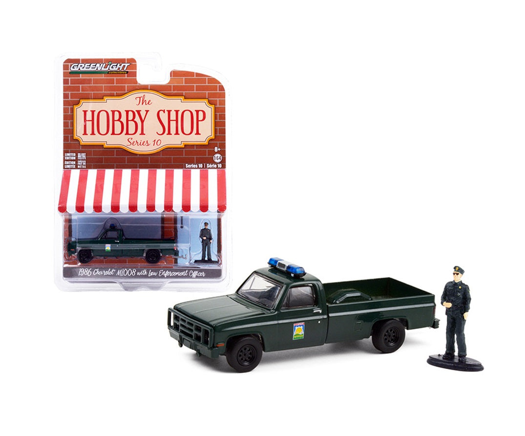 1986 Chevrolet M1008 with Enforcement Officer Figure Series Hobby Shop - Greenlight - Scala 1/64