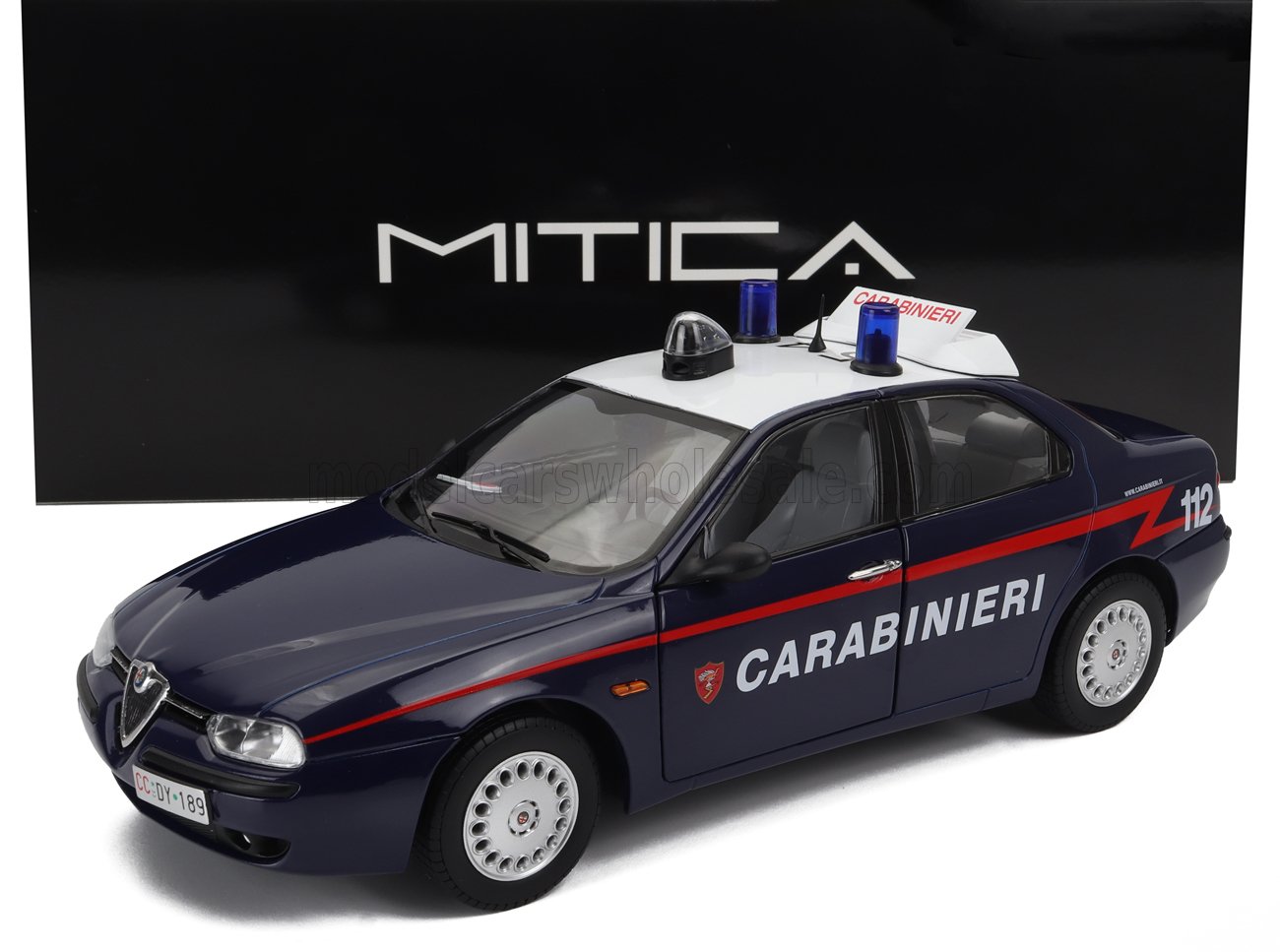 Alfa Romeo Alfetta Berlina 2000L 1978 con ruedas Millerighe rojas - Diecast legendario - Escala 1/18