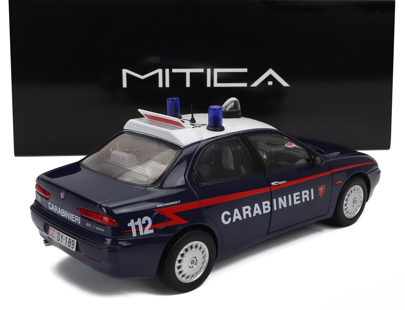 Alfa Romeo Alfetta Berlina 2000L 1978 con ruedas Millerighe rojas - Diecast legendario - Escala 1/18