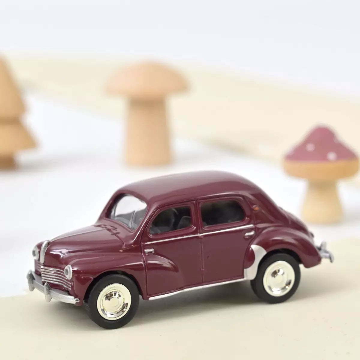 Renault 4CV 1950 Maroon - Norev - Scala 1/64 Circa