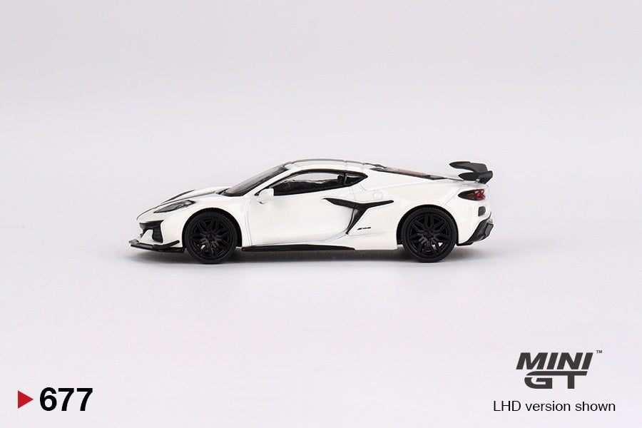 Chevrolet Corvette Z06 2023 Arctic White - Mini GT - Scala 1/64 MGT00677