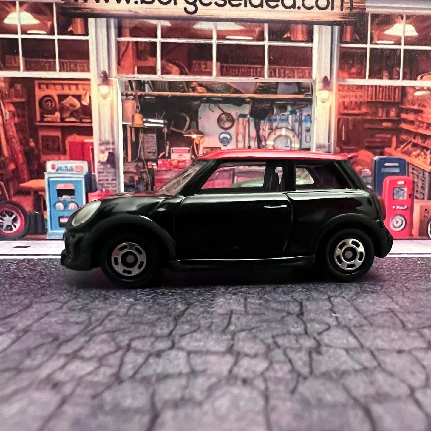 MINI John Cooper Works - Takara Tomy Tomica - Escala 1/57