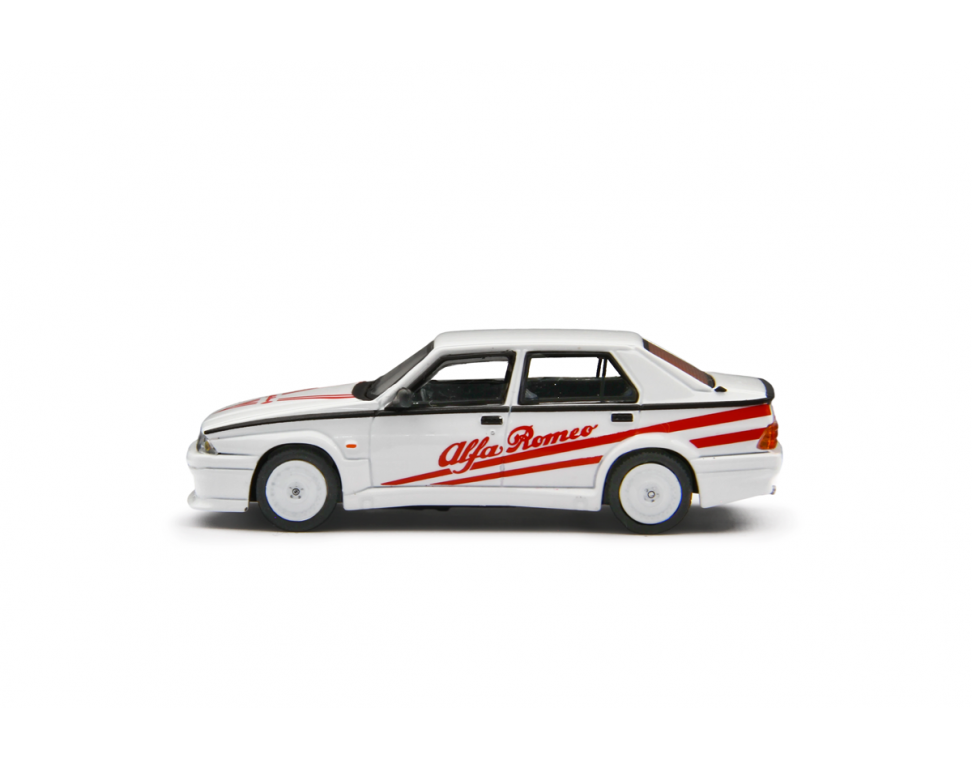 Alfa Romeo 75 1.8i Turbo Evoluzione 1987 Alfa Livery White - Laudoracing - Scala 1/64