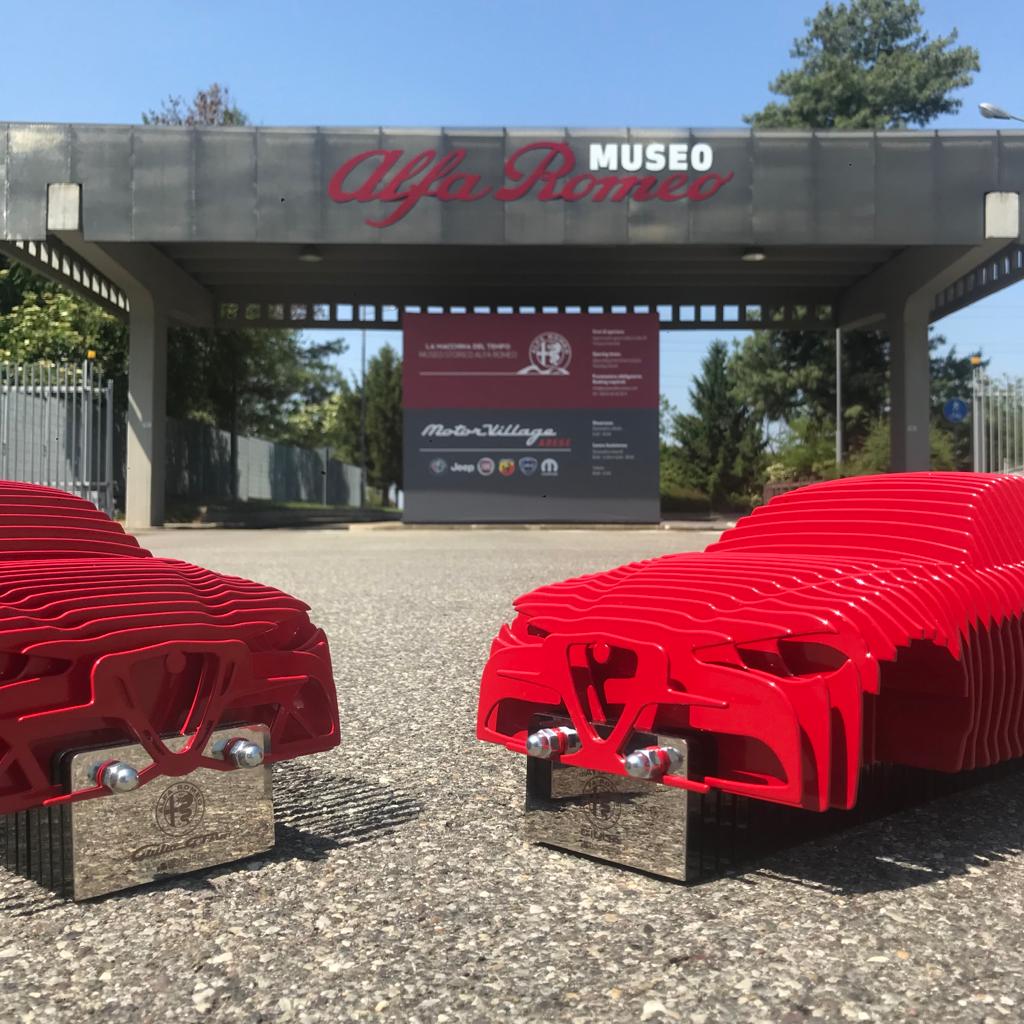 Le sculture di automobili di Borgeseidea davanti al museo storico alfa romeo