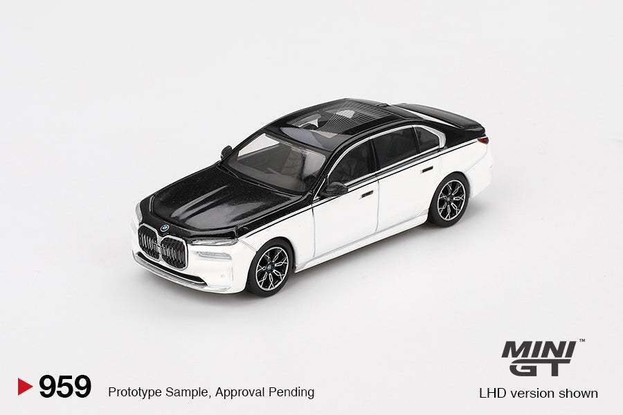 BMW i7 xDrive60 Alpine White / Black Sapphire - Mini GT - Scala 1/64 MGT00959-L