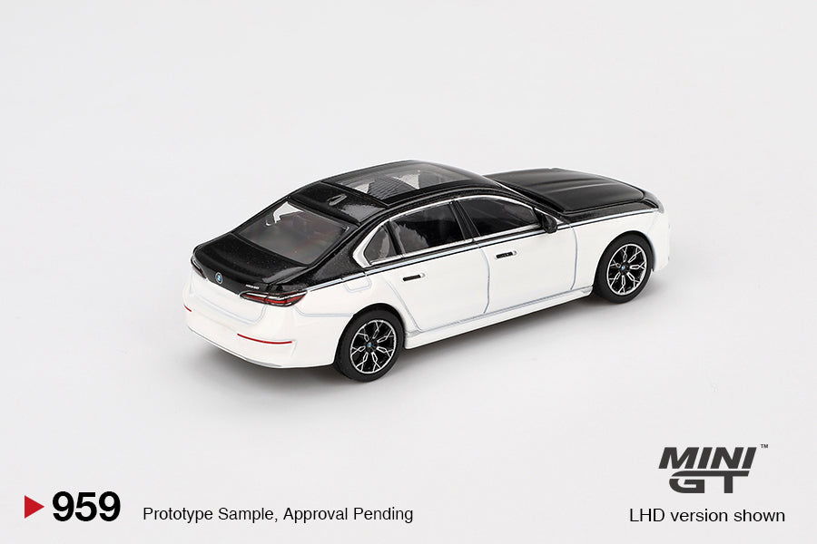 BMW i7 xDrive60 Alpine White / Black Sapphire - Mini GT - Scala 1/64 MGT00959-L
