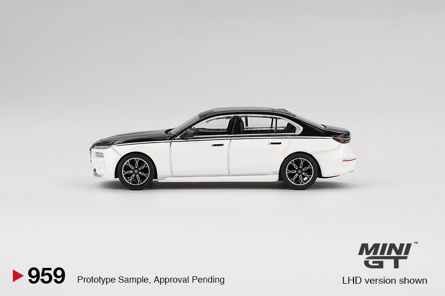 BMW i7 xDrive60 Alpine White / Black Sapphire - Mini GT - Scala 1/64 MGT00959-L