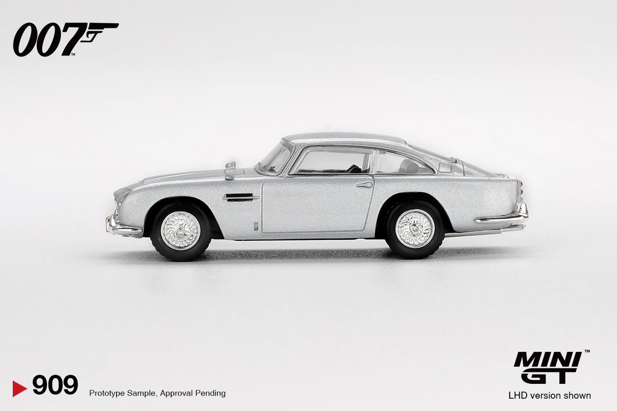 Aston Martin DB5 Casino Royale James Bond 007 movie 2006 - Mini GT - Scala 1/64 MGT00909-007J Japanese Blister
