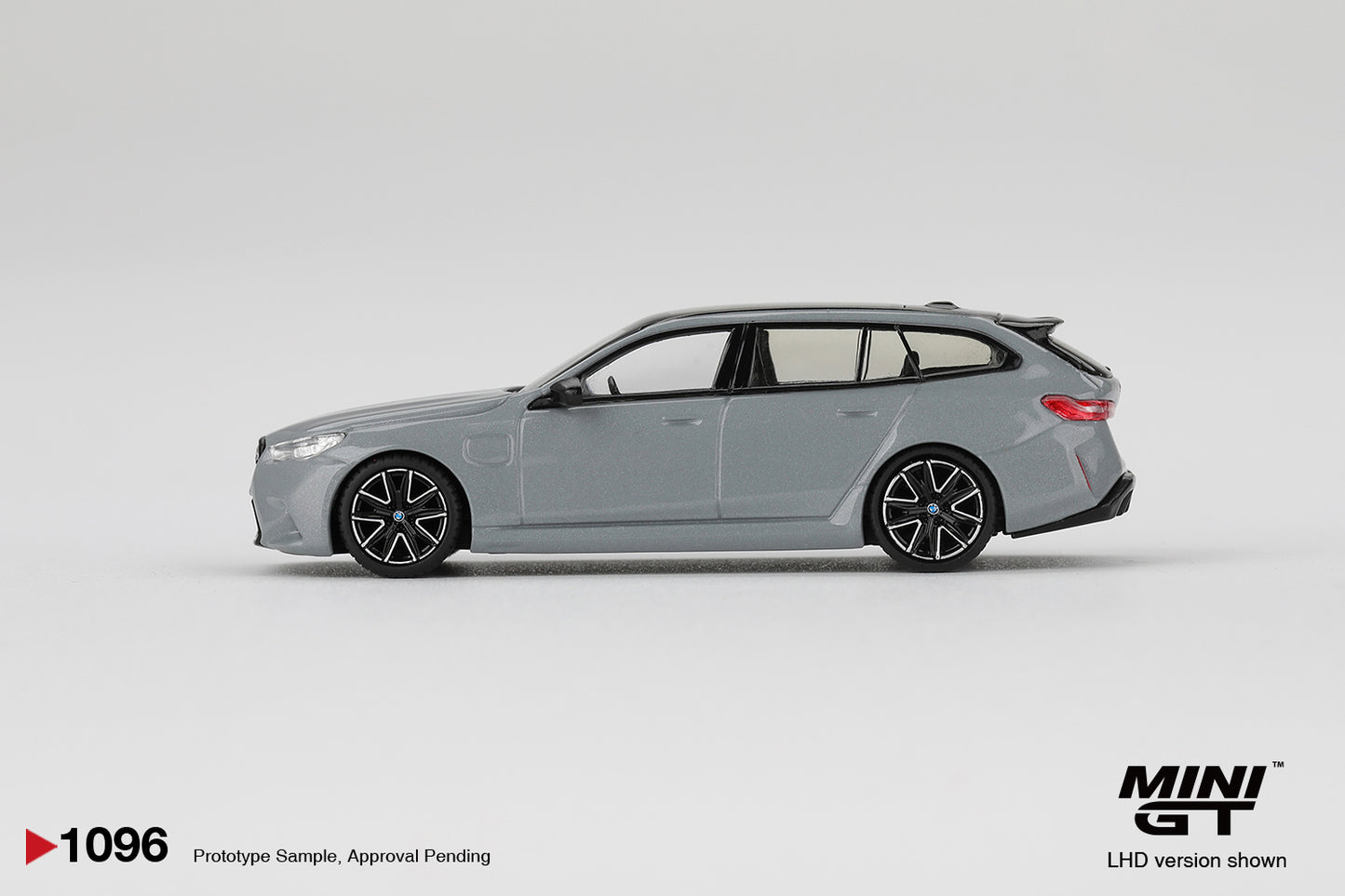 BMW M5 Touring Brooklyn Grey Metallic 2025 - Mini GT - Scala 1/64 MGT01096-L