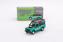 Cargar imagen en el visor de la galería, Land Rover Defender 110 1985 County Station Wagon Trident Verde LDH - Mini GT - Escala 1/64
