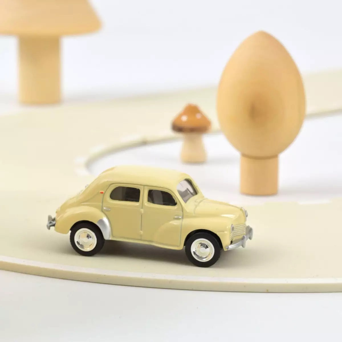 Renault 4CV 1946 Cream - Norev - Scala 1/64 Circa