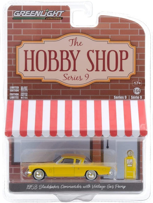 Studebaker Commander 1953 Yellow with Vintage Gas Pump Series Hobby Shop - Greenlight - Scala 1/64