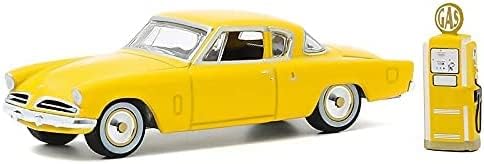 Studebaker Commander 1953 Yellow with Vintage Gas Pump Series Hobby Shop - Greenlight - Scala 1/64