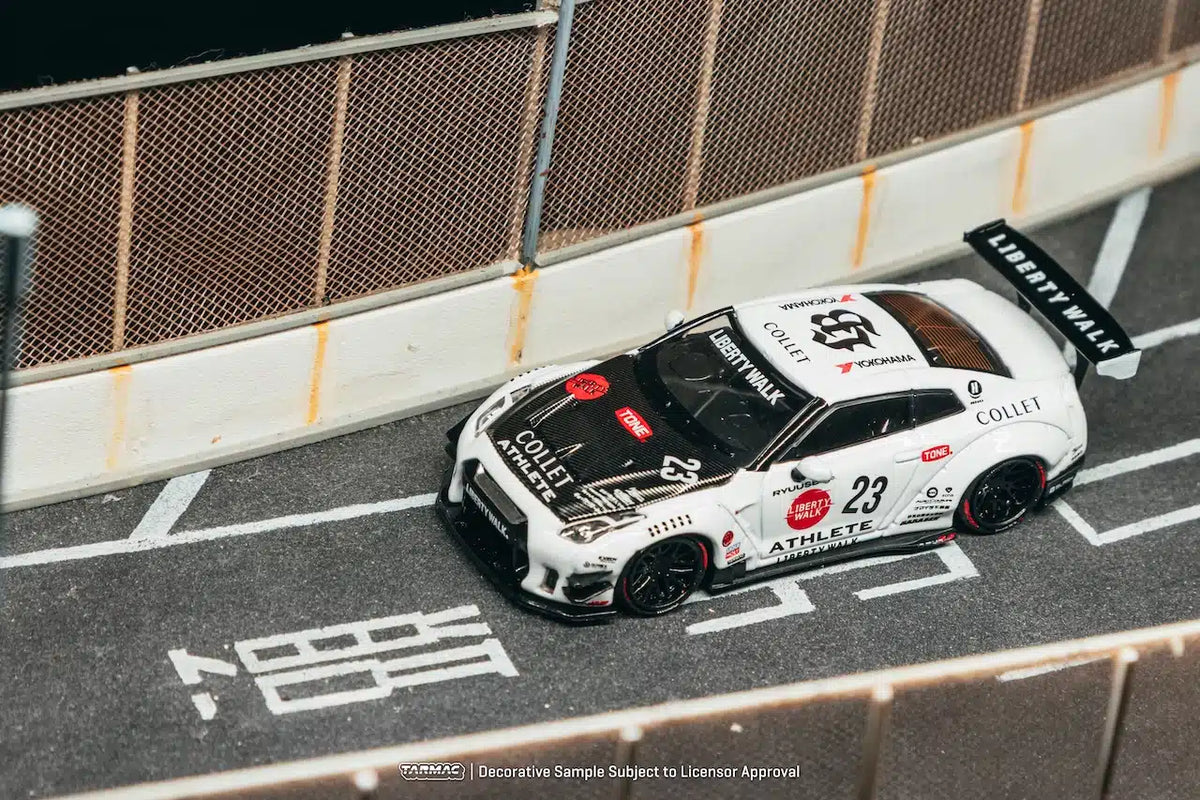 LB-WORKS Nissan GT-R R35 type 2 White With Metal Oil Can Packaging - HOBBY64 - Tarmac Works - Scala 1/64 T64-090-WH