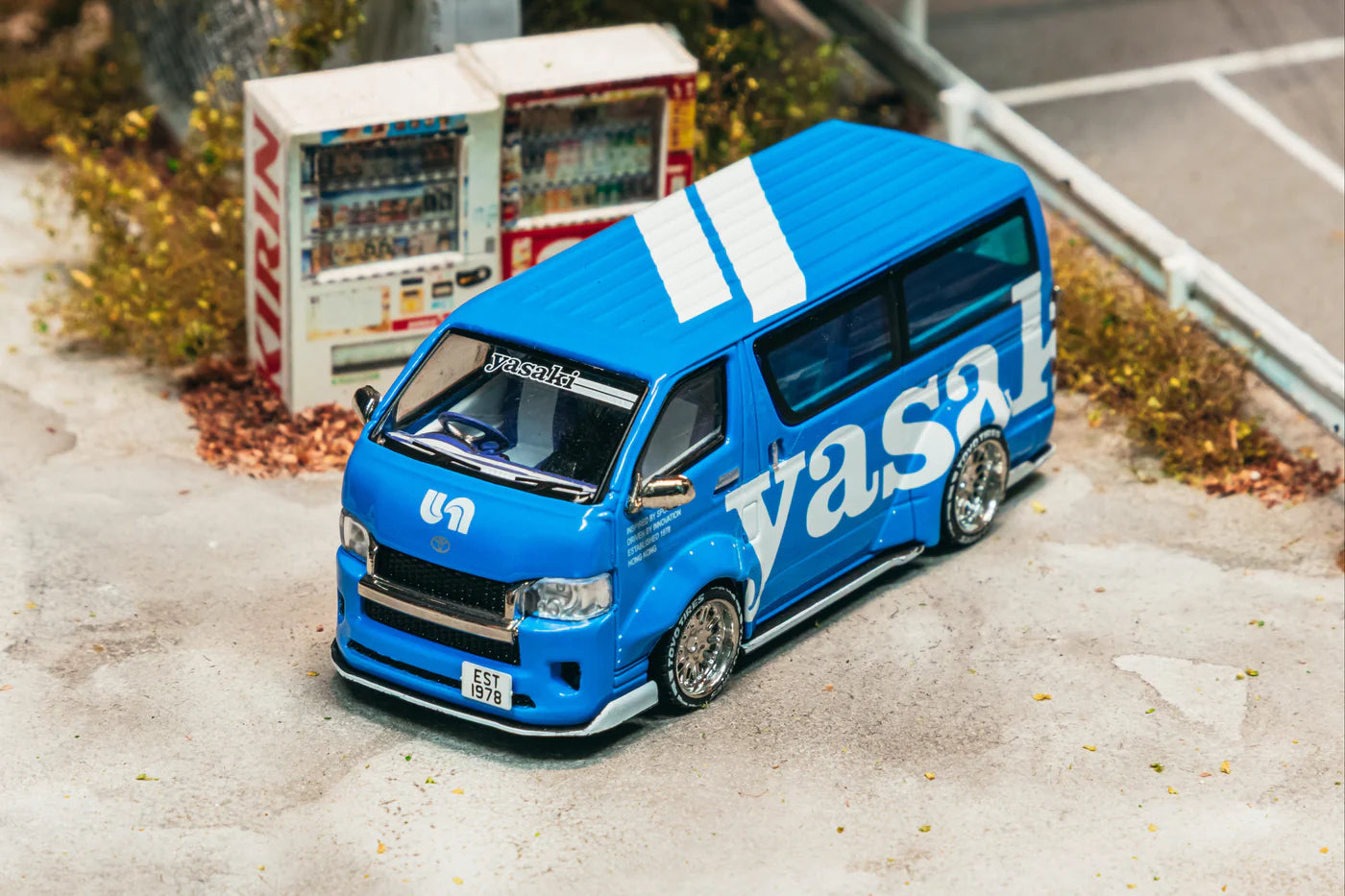 Toyota Hiace Widebody Yasaki Special Edition - HOBBY64 - Tarmac Works - Scala 1/64 T64-038-YAS