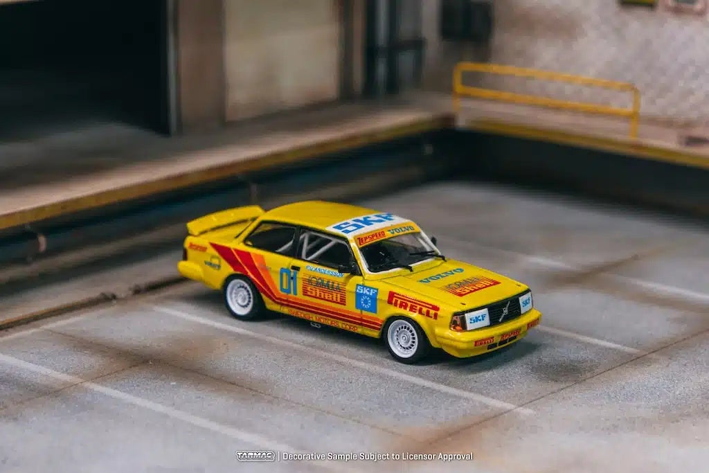Volvo 240 Turbo Thai Group A Championship Bira Circuit Pattaya Winner 1988 - Tarmac Works HOBBY64 - Scala 1/64 T64-050-88THA01