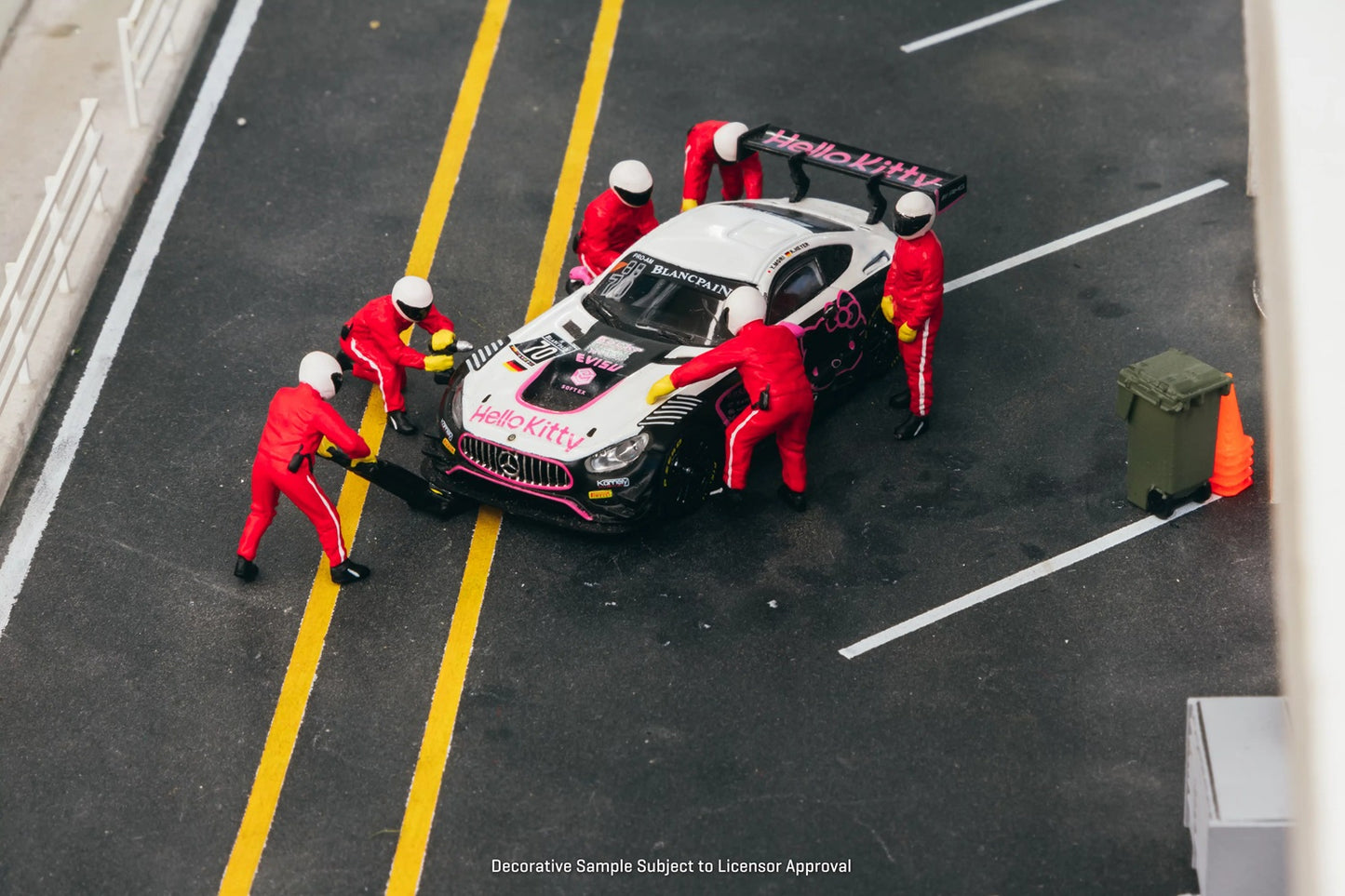 Pit Crew (Red) - Tarmac Works & American Diorama - Scala 1/64 T64F-007-RED