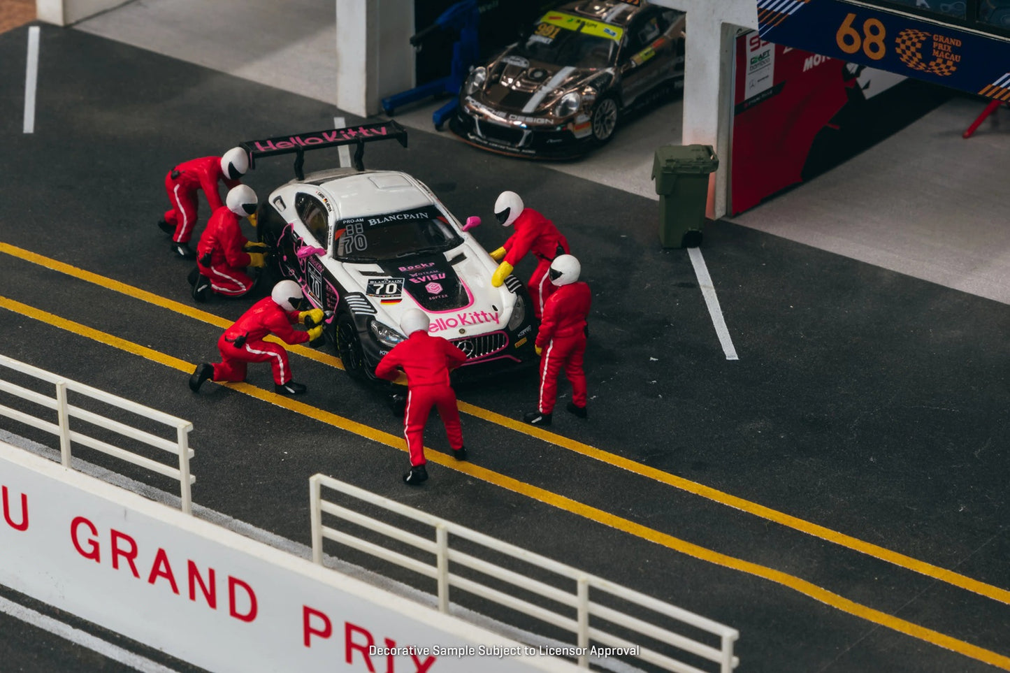 Pit Crew (Red) - Tarmac Works & American Diorama - Scala 1/64 T64F-007-RED