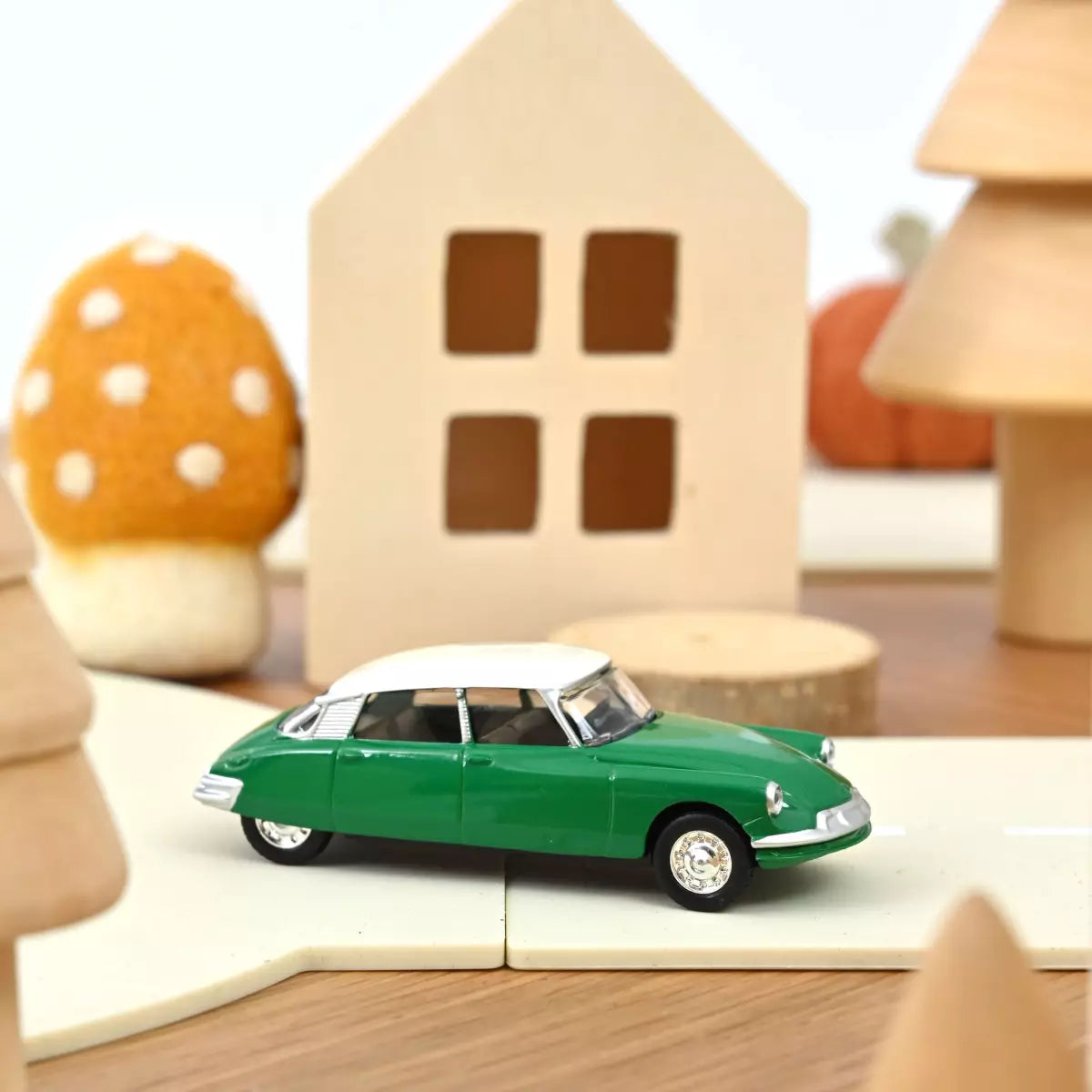 Citroen DS 19 1958 Green & White roof - Norev - Scala 1/64 Circa