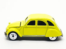 Carica l&#39;immagine nel visualizzatore di Gallery, Citroen 2CV Serie Vintage Yellow - Majorette - Scala 1/64 Circa
