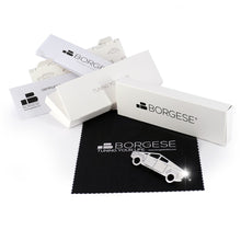 Load image into Gallery viewer, Portachiavi Tesla Cybertruck foto packaging
